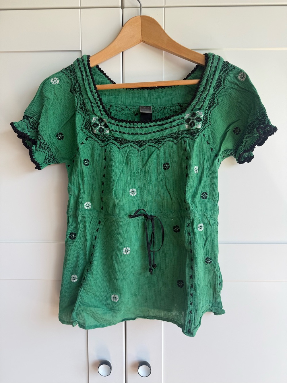 Anthropologie Green Embroidered Peasant Top with Tie Waist. Size 2
